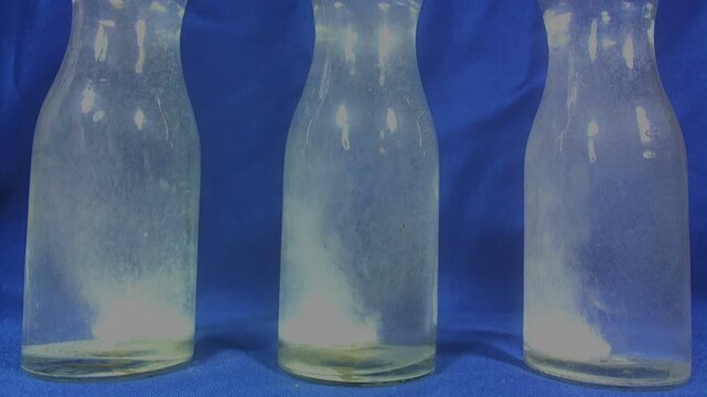 compresse effervescenti in bottiglie di acqua