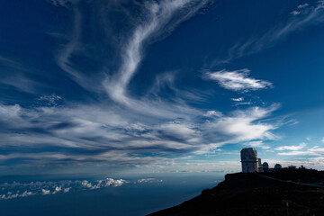 ハレカラワ山頂の天文台と巻雲