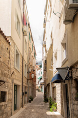Fototapeta premium Narrow cobblestone alley with stone facades