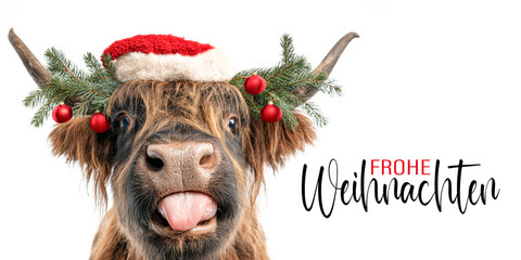 Frohe Weihnachten Konzept Grußkarte Postkarte lang mit deutschem Text - Cooles lustiges schottisches Hochlandrind mit Nikolausmütze oder Weihnachtsmannmütze, isoliert auf weißem Hintergrund