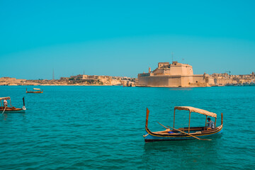 Obraz premium Valletta, Malta – City View with Boats and Historic Streets