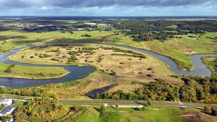 Łomżyński Park Krajobrazowy Doliny Narwi, meandry rzeki Narew, stanowiąca obszar chroniony. Łomża, Województwo podlaskie, Polska, Europa