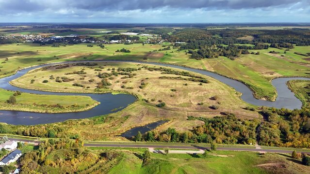 Łomżyński Park Krajobrazowy Doliny Narwi, meandry rzeki Narew, stanowiąca obszar chroniony. Łomża, Wojew&oacute;dztwo podlaskie, Polska, Europa