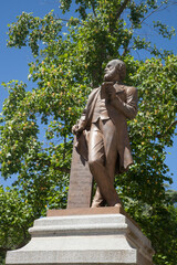 La statue d'un homme célèbre 
