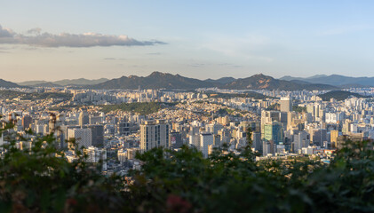 Seoul bei Sonnenuntergang &ndash; Kontrast zwischen Stadt und Natur