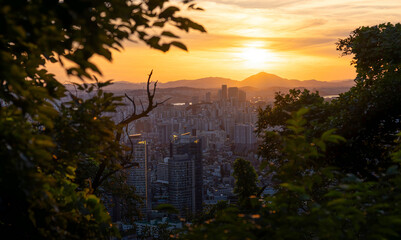 St&auml;dtische Weite trifft Natur &ndash; Seoul bei Sonnenuntergang aus der Vogelperspektive