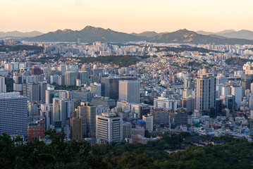 Modernes Stadtbild von Seoul zwischen Natur und Architektur