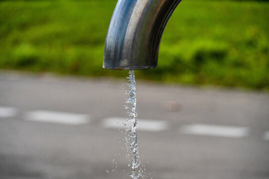 Wasser rinnt aus einem &ouml;ffentlichen Wasserhahn