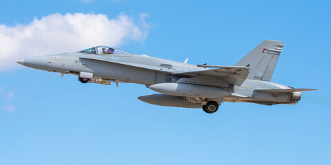 Despegue de avión militar