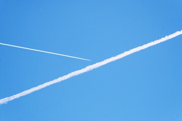 Train&eacute;es blanches dans le ciel .