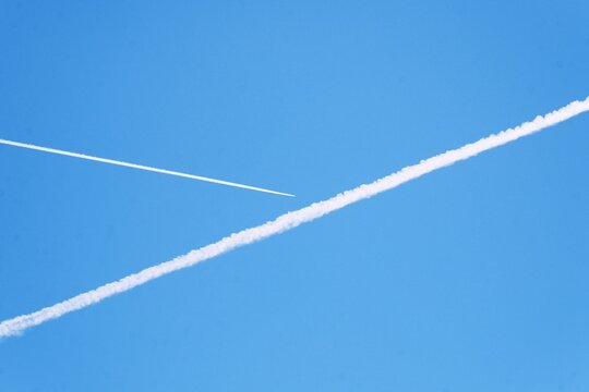 Train&eacute;es blanches dans le ciel .