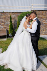 Naklejka premium Couple shares a romantic moment during their wedding celebration in a garden setting