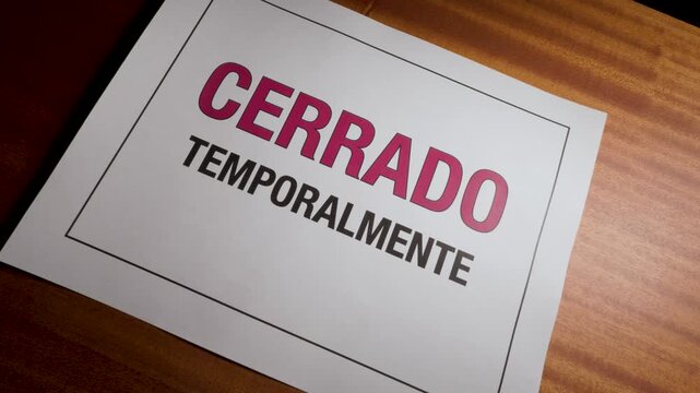 Letrero cerrado temporalmente sobre superficie de madera 5