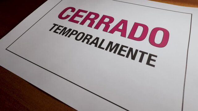 Letrero cerrado temporalmente sobre superficie de madera 4