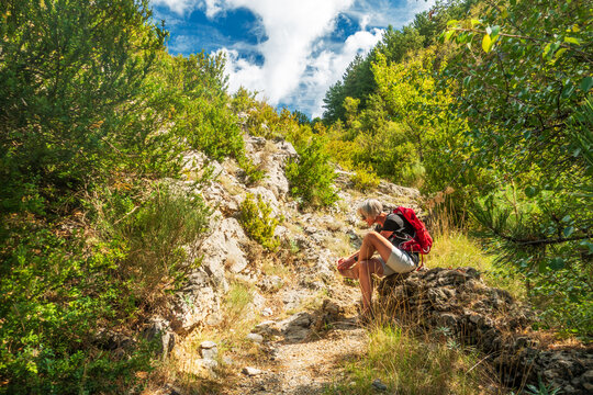 Stein im Schuh in schwierigem Wandergel&auml;nde der Haute Provence
