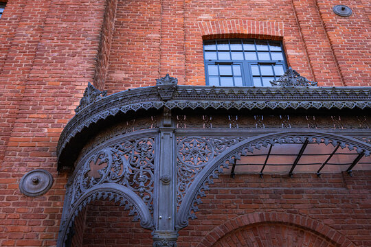 Fototapeta Ażurowe, metalowe wejście w budynku z cegły w Łodzi