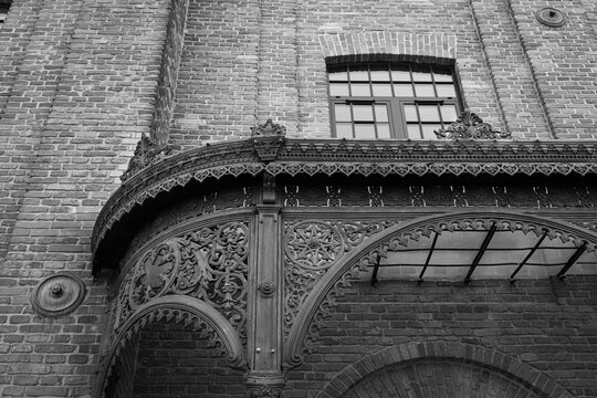 Fototapeta Ażurowe, metalowe wejście w budynku z cegły w Łodzi