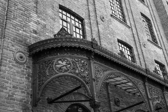 Fototapeta Ażurowe, metalowe wejście w budynku z cegły w Łodzi