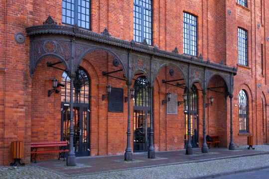 Fototapeta Ażurowe, metalowe wejście w budynku z cegły w Łodzi