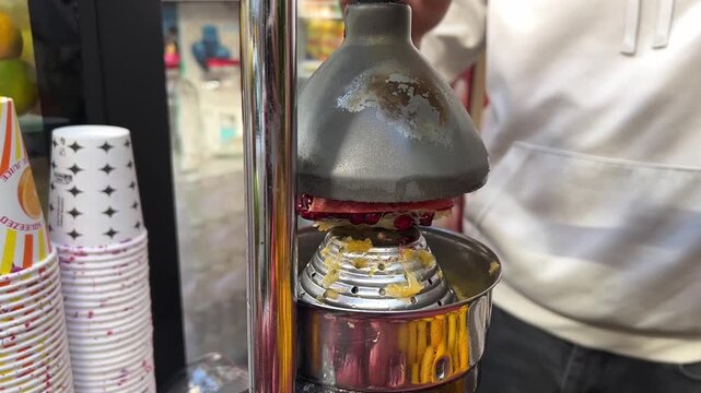 Granatapfel wird gepresst und Saft extrahiert, Istanbul 2023