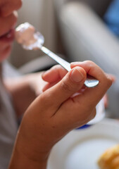 Manipulacion de alimentos, manejo de comida en la cocina, mano llevando bocado para comer