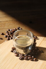 Kaffee und die morgendliche Sonne, die in die Küche fällt