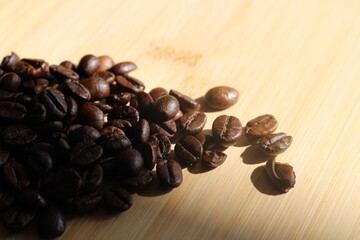 Kaffee und die morgendliche Sonne, die in die Küche fällt