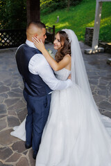Naklejka premium Couple shares a tender moment during their wedding ceremony in a scenic outdoor venue