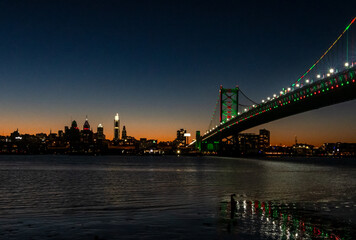 Obraz premium Blue Hour at Ben Franklin Bridge and Philadelphia Skyline
