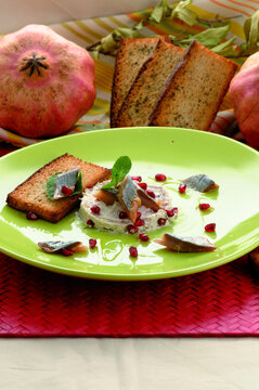 Antipasto di aringa affumicata e melograno