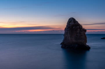 冬の夜明けに浮かび上がる北茨城・二ツ島
