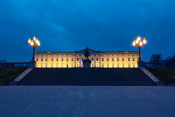 Fototapeta premium The Royal Palace of Oslo, Det kongelige slott at blue hour