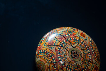 Steel tounge drum brought from India with Indian motifs and engraved with the famous Indian motif. The sounds they produce are suitable for meditation and relaxation from everyday stress