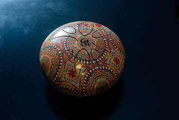 Steel tounge drum brought from India with Indian motifs and engraved with the famous Indian motif. The sounds they produce are suitable for meditation and relaxation from everyday stress