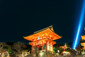 Fototapeta premium Kiyomizu-dera temple at night in Kyoto, Japan