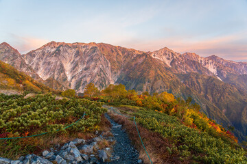 紅葉の八方山早朝ハイキングと北アルプス朝焼け