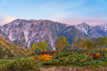 紅葉の八方山早朝ハイキングと北アルプス朝焼け