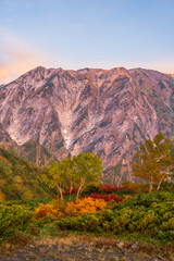 紅葉の八方山早朝ハイキングと北アルプス朝焼け
