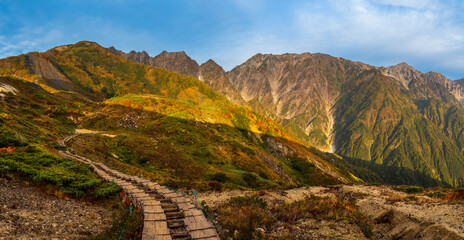 紅葉の八方山早朝ハイキングと北アルプス朝焼け