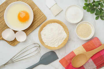 料理・お菓子作りのイメージ(小麦粉・卵・塩・きび砂糖)・白い大理石背景