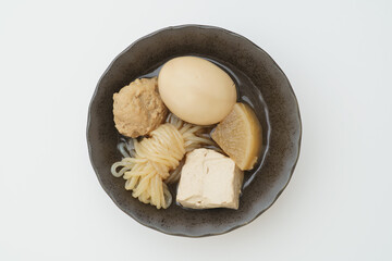 日本の食べ物・おでん【大根・しらたき・たまご・豆腐・鶏団子(鶏つくね)】