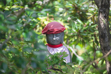 神奈川県大和市・常泉寺の彼岸花と緑に囲まれた境内の風景