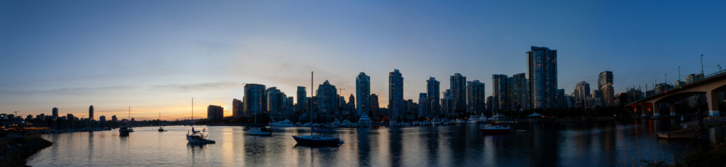 Naklejka premium Vancouver False Creek Shoreline, British Columbia, Canada, Augusts 12th, 2025: view from False Creek