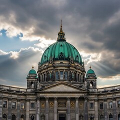 Obraz premium Majestic Dome of St. Isaacs Cathedral Under Dramatic Cloudy Sky.