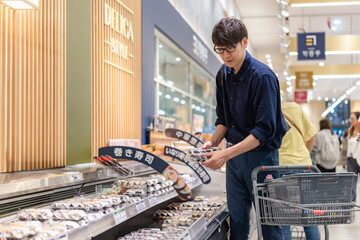 スーパーで買い物をする男性