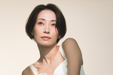 ミドル世代の日本人女性のビューティーポートレート。