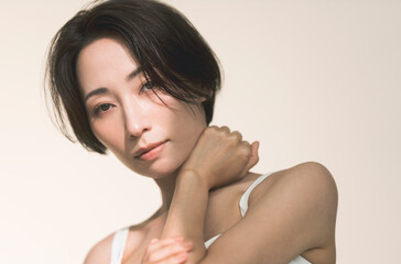 美しいアジア人女性のポートレート／光と影のスリット