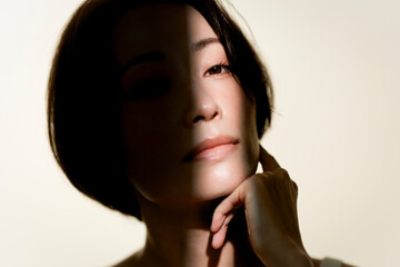 ミドル世代の日本人女性のビューティーポートレート。