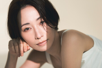 ミドル世代の日本人女性のビューティーポートレート。
