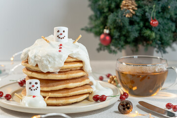 溶けかけのスノーマンがいるクリスマスパンケーキ